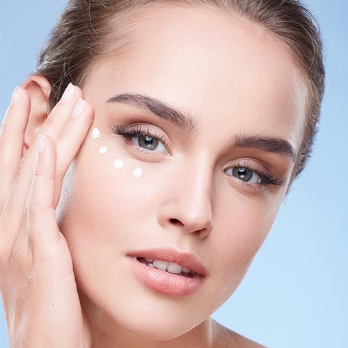 آموزش نحوه استفاده از کرم دور چشم، زمان درست مصرف و فواید آن